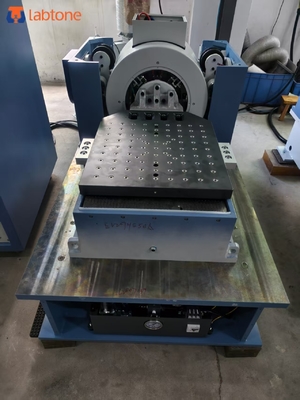 Fuerza máxima sinusoidal 700 kgf pico (7 kN) Equipo de prueba de mesa vibratoria refrigerada por aire para soluciones de prueba de baterías de choque y vibración